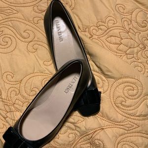 Ellen Tracy shoes size 7.5. These are very comfortable low heel shoes.